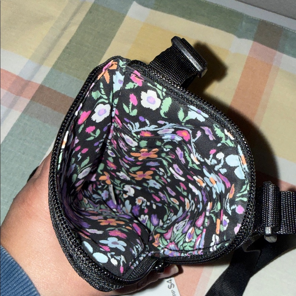 Vera Bradley - Lighten Up - Crossbody - RFID - Cellphone - New - Picture 4 of 4